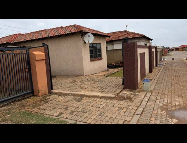 3 BEDROOM HOUSE FOR SALE IN VOSLOORUS EXT